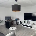 Schoene In Gruener Lage Mit Fitnessgeraet Linz