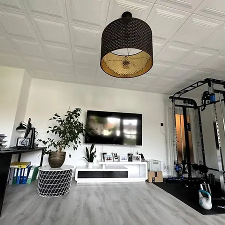 Lägenhet Schoene In Gruener Lage Mit Fitnessgeraet *