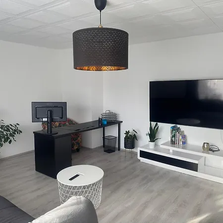 Schoene In Gruener Lage Mit Fitnessgeraet Linz