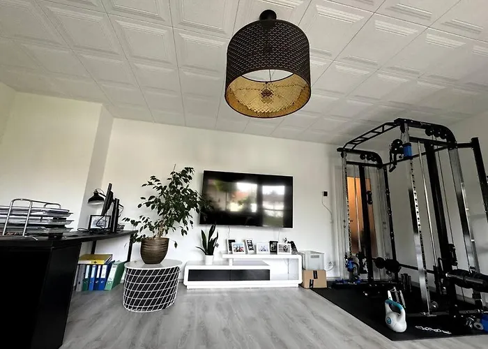 Lägenhet Schoene In Gruener Lage Mit Fitnessgeraet *